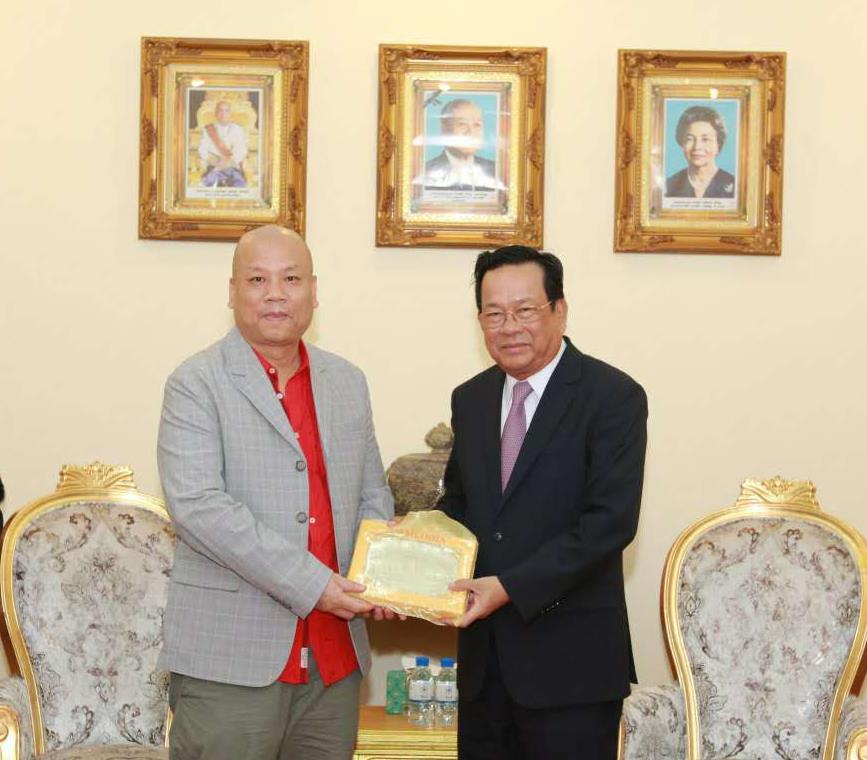 李义明会长接受柬埔寨王国劳工部部长赠送礼品.jpg