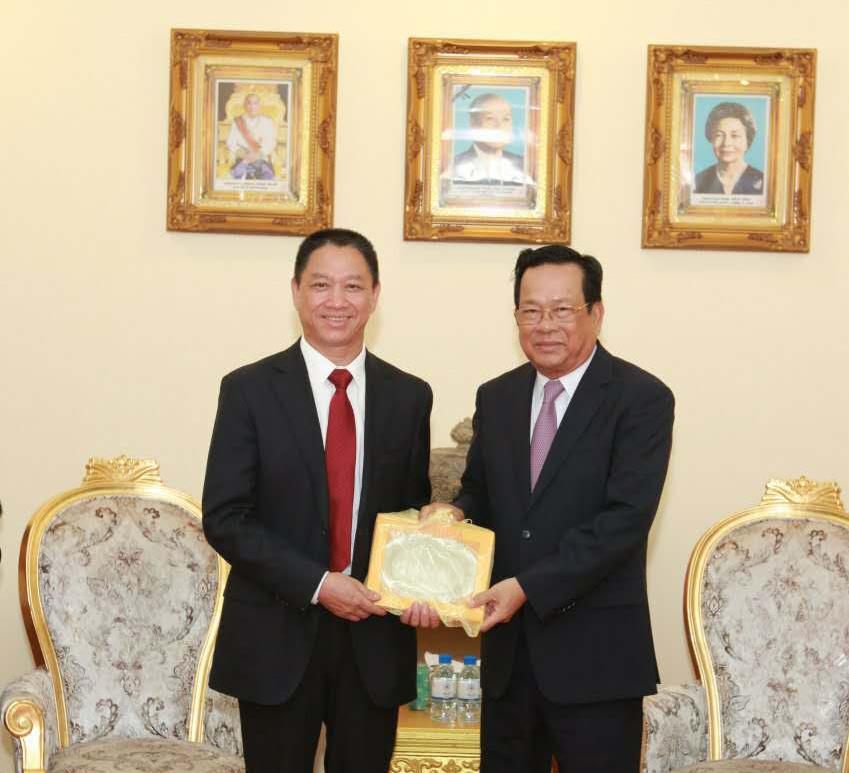 李会长接受柬埔寨王国劳工部部长赠送礼品.jpg